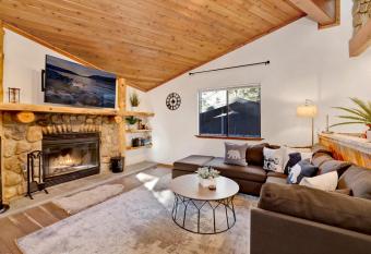 Sherwood Chalet- Relaxing Modern Bear City Family Cottage- Minutes to Activities allows 18 year olds to book a room