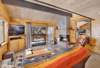 Smith Chalet at Snow Summit- Furnished Resort Condo- Foosball- Walk To Lifts allows 18 year olds to book a room