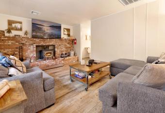 Robinhood Chalet- Ultra Modern Bear City Cabin- Essentials- Laundry- BBQ- Fenced allows 18 year olds to book a room