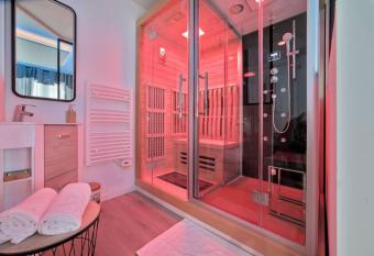 Spa Des lumi  res Sauna/Hammam allows 18 year olds to book a room