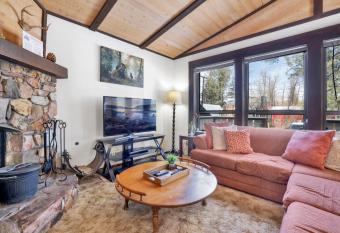 Bearadise Cottage- Hot Tub- Foosball- Central Moonridge Cozy Mountain Chalet has rooms with a private hot tub