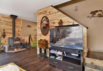 Emma's Cottage- Adorable Central Cozy Modern Chalet Home- Minutes to Activities allows 18 year olds to book a room