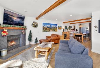 Ski Inn Style by Big Bear Vacations Bear Mountain Resort Slop Side Chalet has rooms with a private hot tub