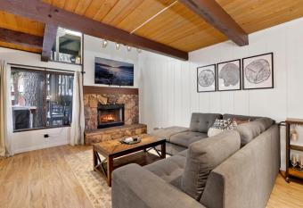 Summit View- Modern Two Story Furnished Resort Townhouse Condo- Walk to Ski Lift allows 18 year olds to book a room