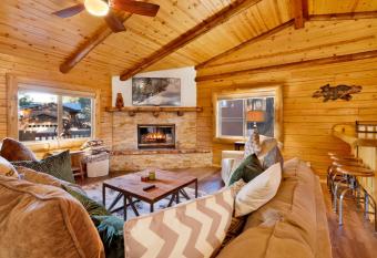 Moonridge Dreams- Cozy Central Log Cabin Retreat- Hot Tub- Minutes to Activities has rooms with a private hot tub