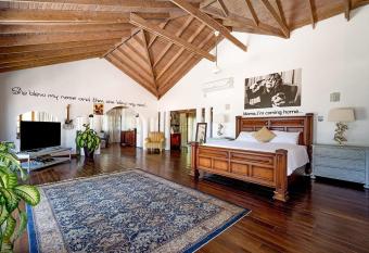 Hospitality Expert Mr X Suite - Tour Pool Bar Beach has rooms with a private hot tub