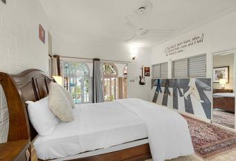 Hospitality Expert McCartney - Tour Pool Bar Beach has Smoking rooms