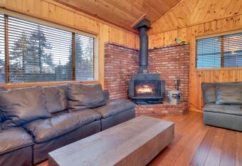 Fawnskin Pines by Big Bear Vacations Charming Mountain Cottage has Balcony rooms