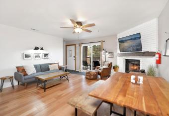 Brownie's Den- Modern Cozy Central Resort Condo allows 18 year olds to book a room