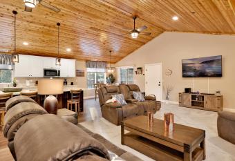 Erwin Lake Palace- Ultra Cozy Modern Chalet- Mins To Activities allows 18 year olds to book a room