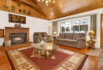 Cozy Summit- Cozy Central Resort Chalet- Minutes to Activities allows 18 year olds to book a room