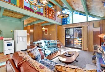 Steps To Summit Chalet- Cozy Relaxing Resort Chalet- allows 18 year olds to book a room