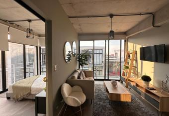 Modern apartment 2 min away from Cayala and US Embassy has Balcony rooms