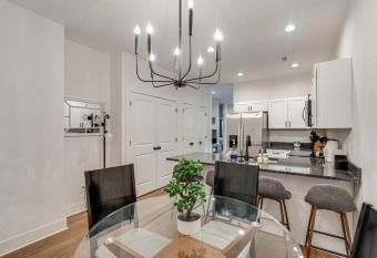 Chattanooga Paradise has Balcony rooms