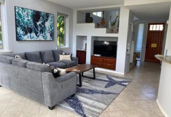 Hawaiian Breeze has rooms with a private hot tub