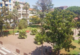 LA CASINA DI LAURA allows 18 year olds to book a room