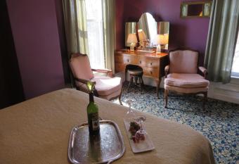 Market Street Inn has rooms with a private hot tub