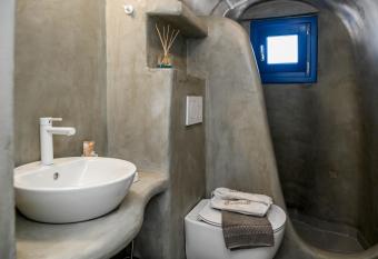 Mary Castelia villa Akrotiri allows 18 year olds to book a room