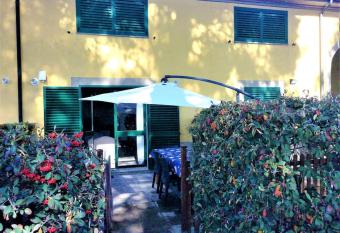 Casa al mare con giardino, 2 km spiaggia golfo di Baratti & parco archeologico has Balcony rooms