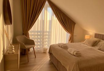 Naujasis paj  ris K17 allows 18 year olds to book a room