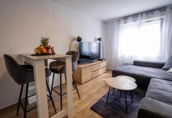 Studio Apartman Bueno allows 18 year olds to book a room