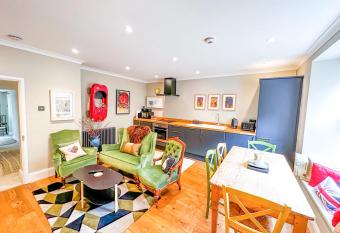 Unique 2 bed in the heart of Bath with parking has Balcony rooms
