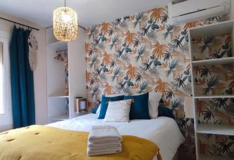 Maison climatis  e proche centre ville avec spa gonflable has rooms with a private hot tub