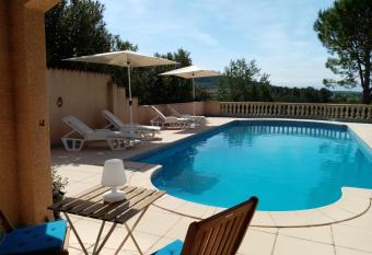 La Ruelle Van Uchelen allows 18 year olds to book a room