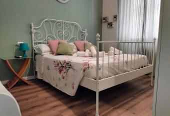 La casetta del mercato allows 18 year olds to book a room