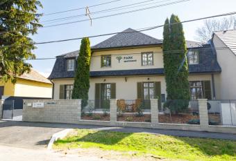 PARK Apartmanok has Balcony rooms