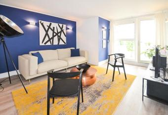 Spacious 2 Bedroom London Apartment By Inala Investments- Business and Tourist hotspot has Balcony rooms