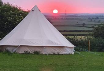 Japanese tent Secret garden glamping has rooms with a private hot tub
