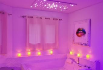 Cocoon Secret Suite romantique allows 18 year olds to book a room