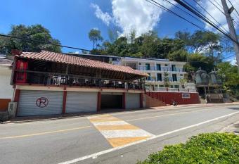 hotel los heroes allows 18 year olds to book a room