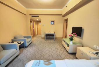 Chongqing Milky Way Hotel has rooms with a private hot tub