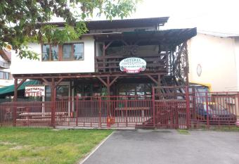 Double room with private bathroom by OSTERIA CONSTANTINO allows 18 year olds to book a room