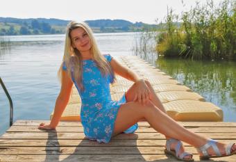 CHECK in ECK MOTEL allows 18 year olds to book a room