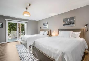 Victorian Inn Elkhart Lake has Balcony rooms