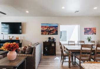 Grand Canyon-4bed,3bath,hot tub has rooms with a private hot tub