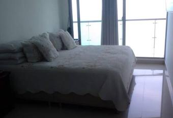 Edificio Alta Mar Marbella I has rooms with a private hot tub