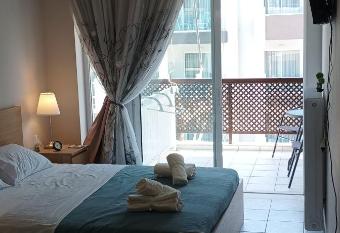 Rena s Home near the beach allows 18 year olds to book a room