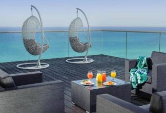 Royal Suit with hot tub high floor allows 18 year olds to book a room