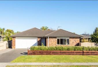 Guesthouse in Papamoa Beach has Balcony rooms