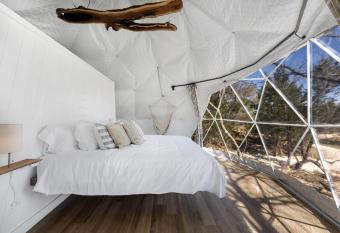 Secluded Cloud Dome W/ Hot tub! has rooms with a private hot tub