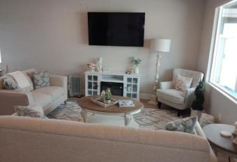 White Rocks-4beds, 3bath,hot tub has rooms with a private hot tub