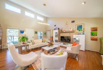 Master Bedroom With King Bed-Free-Wifi-Snack-Parkg In Relaxing Oasis has Balcony rooms