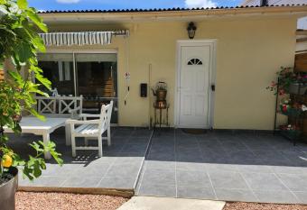 Maison avec parking et jardin - 10 min de l a  roport - ARRIVEE AUTONOME has Balcony rooms