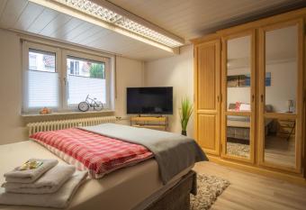 Wellness trifft Gem  tlichkeit, ruhige Oase nahe Mannheim has rooms with a private hot tub