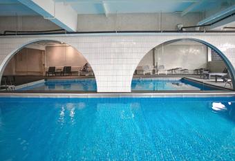 E11 Hotel allows 18 year olds to book a room