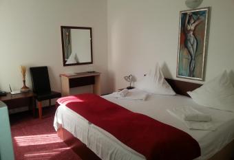 Pensiunea Pura Vida has rooms with a private hot tub